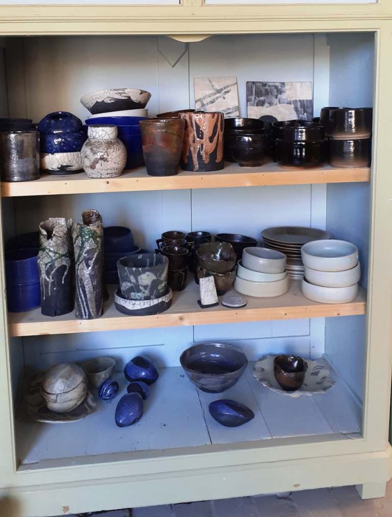 Quelques productions de l'atelier du terril, surtout des pièces de céramique et des poteries cuitent au Raku