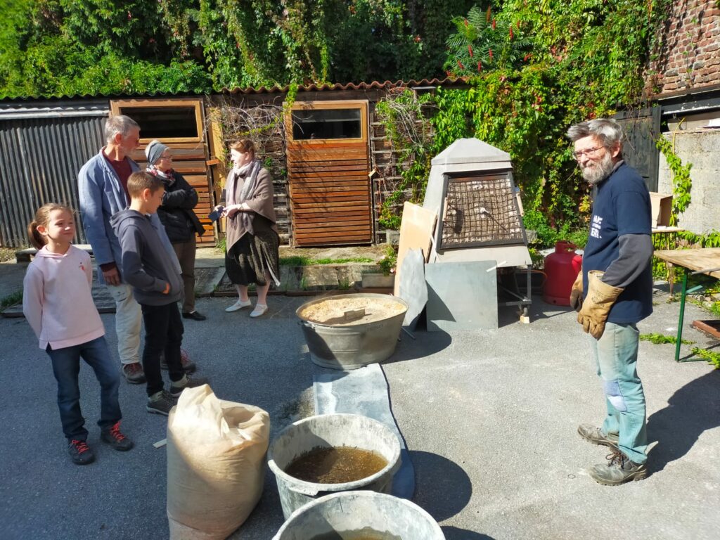Tout est près pour sortir les premières pièces du four. La haute température de cuisson nécessite de bon gant.