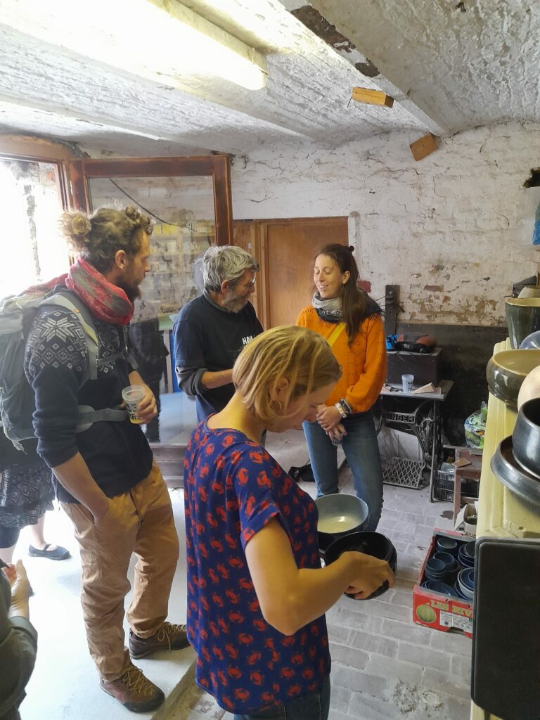 Bien sûr, cet après midi était centré sur une découverte du Raku, l'une des techniques de cuisson des céramiques, mais ce fût aussi l'occasion de présenter le fonctionnement de l'atelier. 