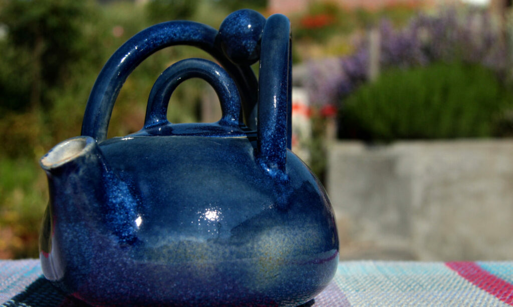 Théière en grès, production de l'atelier_du_terril. émail bleu création de forme moderne. cuit au four haute température.
